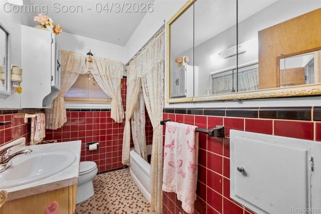 516 E Woodward Heights Boulevard, Hazel Park, MI 48030