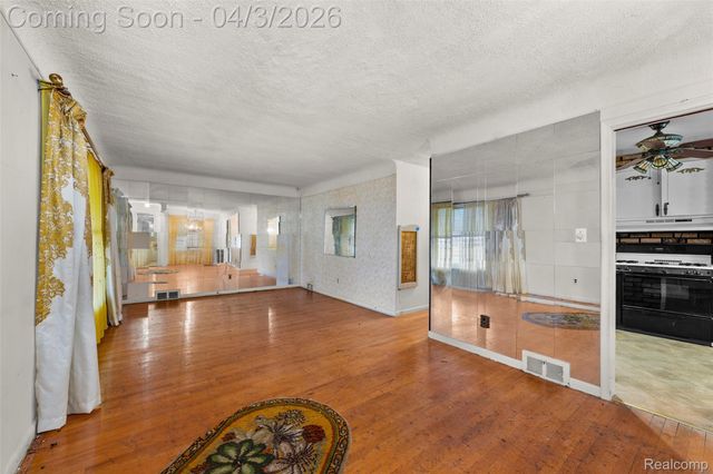 516 E Woodward Heights Boulevard, Hazel Park, MI 48030