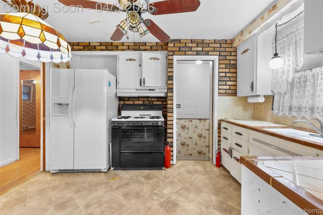 516 E Woodward Heights Boulevard, Hazel Park, MI 48030