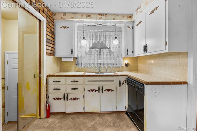 516 E Woodward Heights Boulevard, Hazel Park, MI 48030