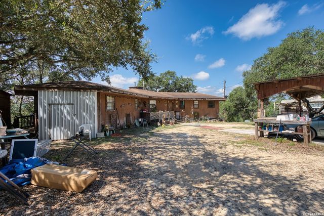 10294 PARK ROAD 37, Lakehills, TX 78063