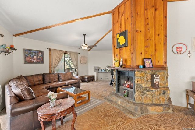 10294 PARK ROAD 37, Lakehills, TX 78063