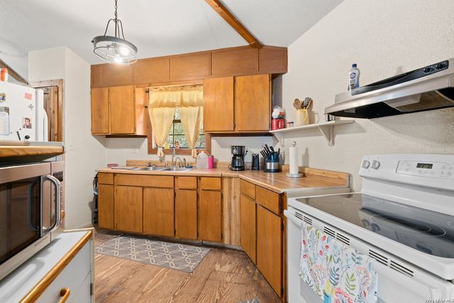10294 PARK ROAD 37, Lakehills, TX 78063