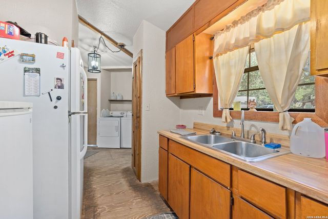 10294 PARK ROAD 37, Lakehills, TX 78063