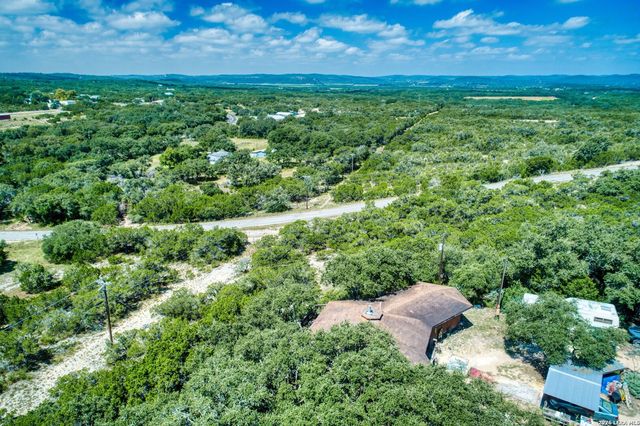 10294 PARK ROAD 37, Lakehills, TX 78063
