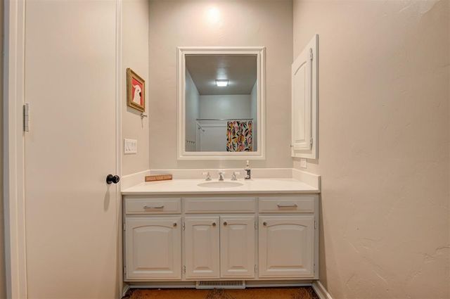2100 Cobblestone Court 106, Edmond, OK 73034