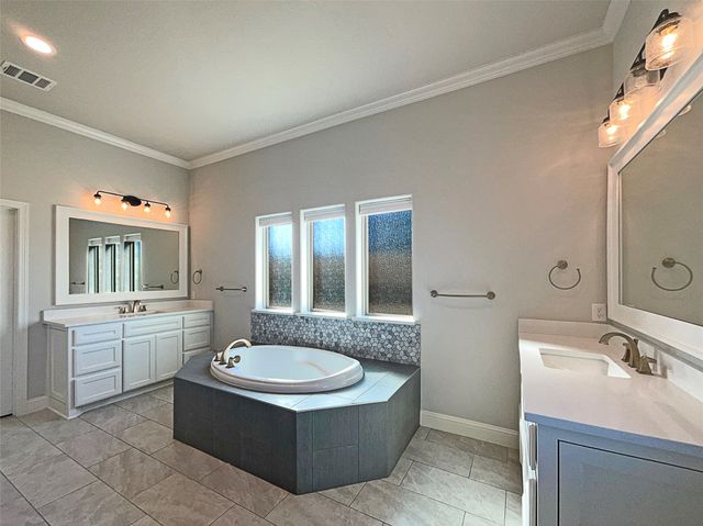 405 Oak Meadow Lane, Weatherford, TX 76085