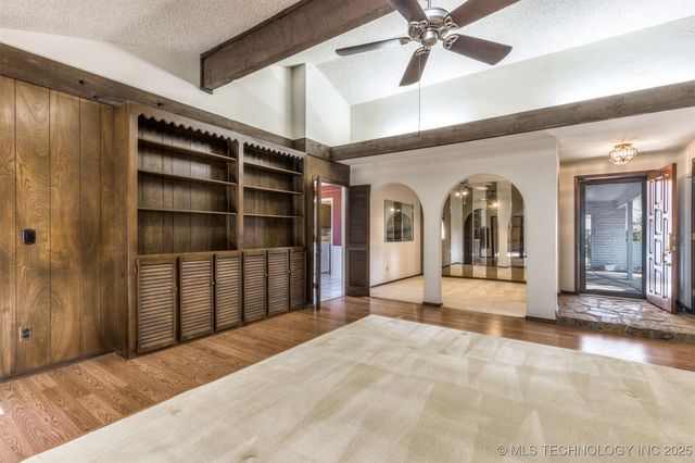 6910 S NEW HAVEN Avenue, Tulsa, OK 74136