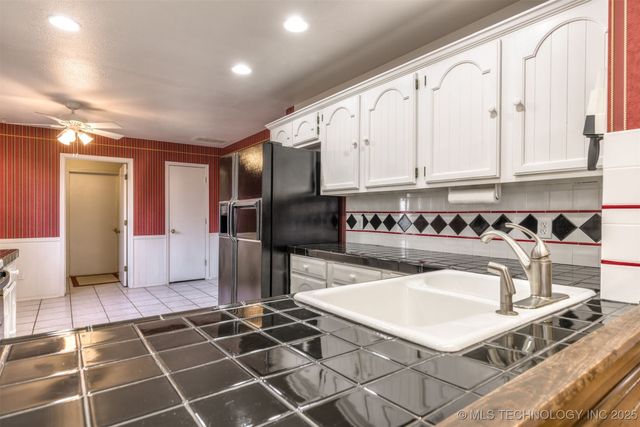 6910 S NEW HAVEN Avenue, Tulsa, OK 74136