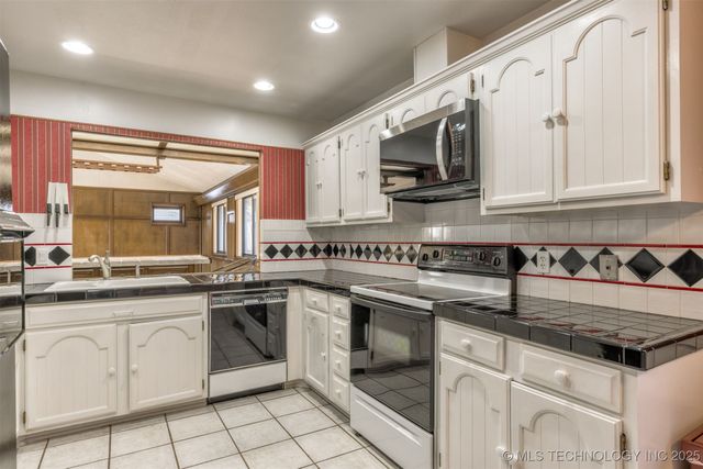 6910 S NEW HAVEN Avenue, Tulsa, OK 74136