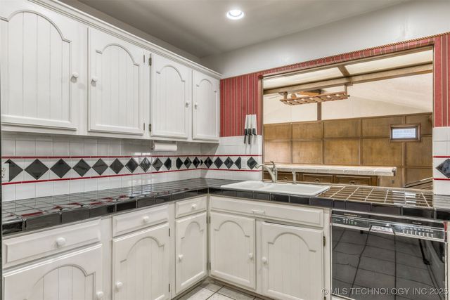 6910 S NEW HAVEN Avenue, Tulsa, OK 74136