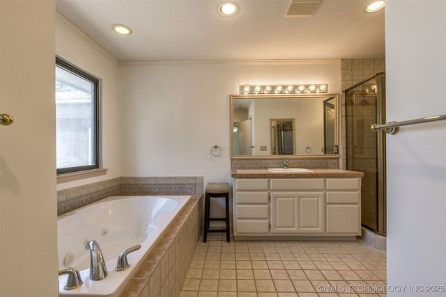 6910 S NEW HAVEN Avenue, Tulsa, OK 74136