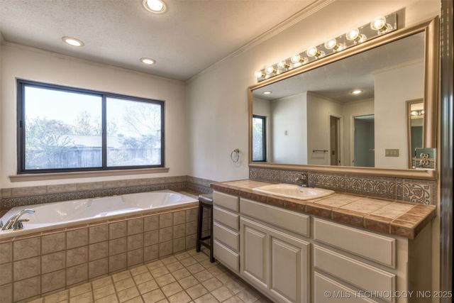 6910 S NEW HAVEN Avenue, Tulsa, OK 74136