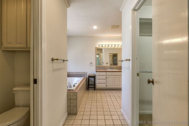 6910 S NEW HAVEN Avenue, Tulsa, OK 74136