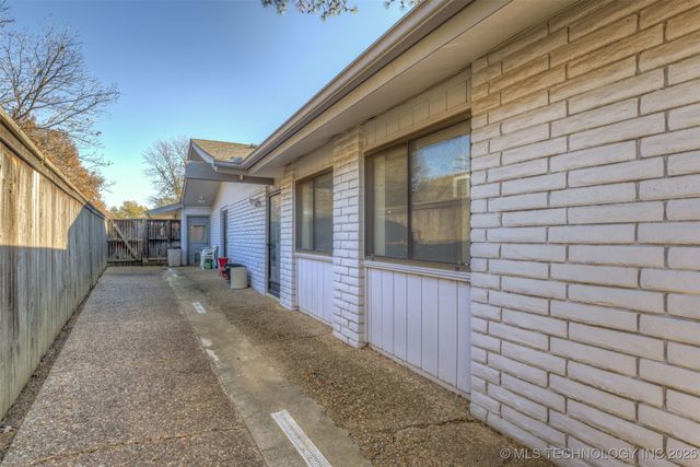 6910 S NEW HAVEN Avenue, Tulsa, OK 74136