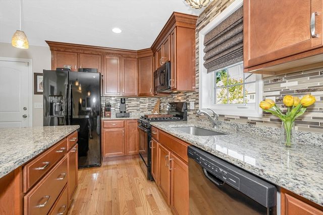4 Chestnut St, Hudson, NH 03051