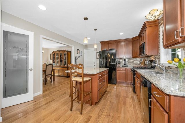 4 Chestnut St, Hudson, NH 03051
