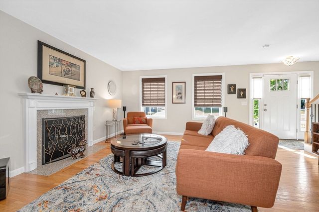 4 Chestnut St, Hudson, NH 03051