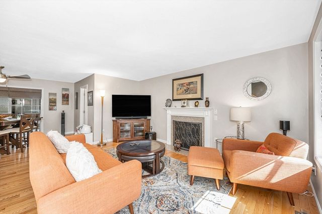 4 Chestnut St, Hudson, NH 03051
