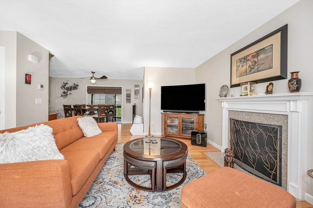 4 Chestnut St, Hudson, NH 03051