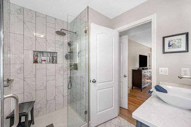 4 Chestnut St, Hudson, NH 03051