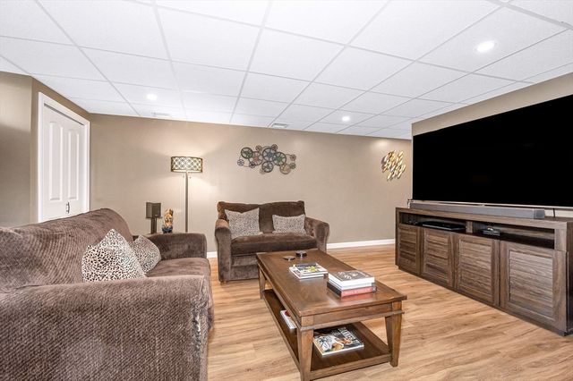 4 Chestnut St, Hudson, NH 03051