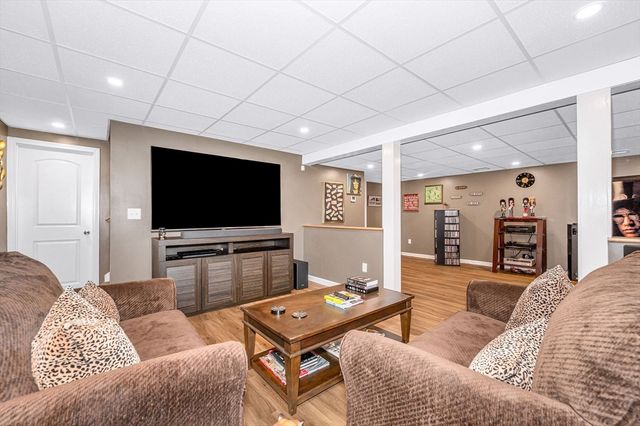 4 Chestnut St, Hudson, NH 03051