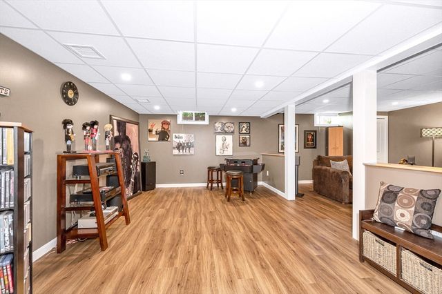 4 Chestnut St, Hudson, NH 03051