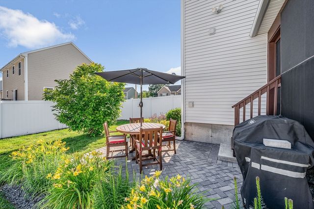 4 Chestnut St, Hudson, NH 03051