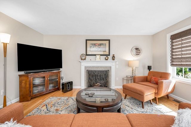 4 Chestnut St, Hudson, NH 03051