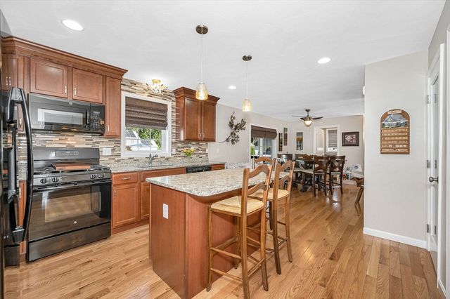 4 Chestnut St, Hudson, NH 03051