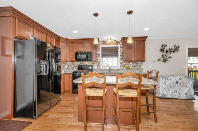 4 Chestnut St, Hudson, NH 03051