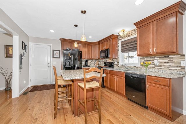 4 Chestnut St, Hudson, NH 03051
