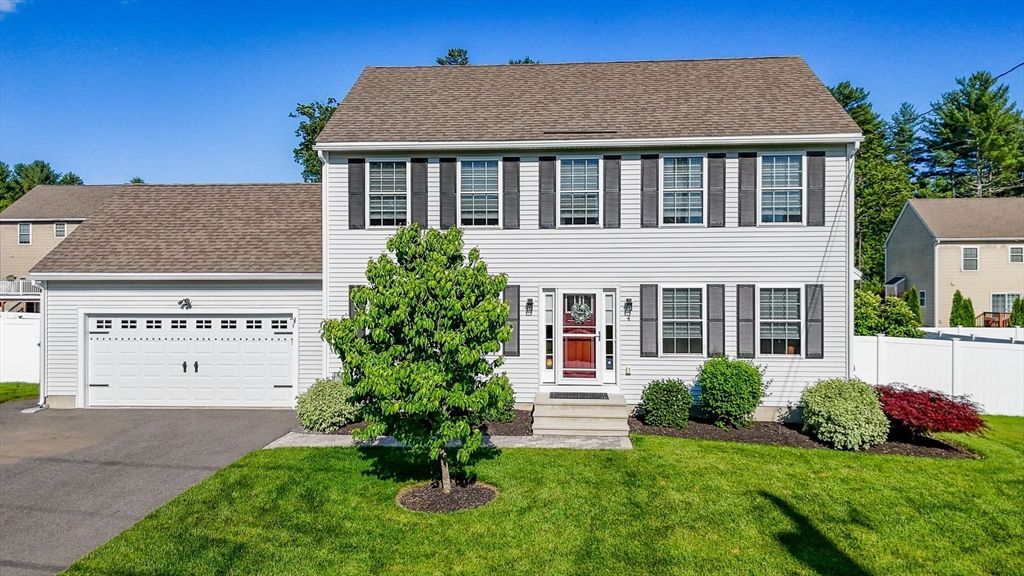 4 Chestnut St, Hudson, NH 03051
