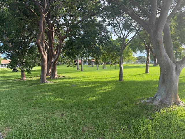 360 N B Lakewood Circle E, Margate, FL 33063