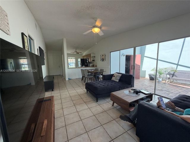 360 N B Lakewood Circle E, Margate, FL 33063