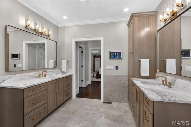 1012 Greystone Manor Parkway, Chesterfield, MO 63005