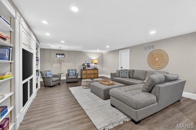 1012 Greystone Manor Parkway, Chesterfield, MO 63005