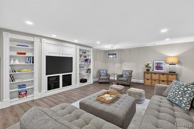 1012 Greystone Manor Parkway, Chesterfield, MO 63005