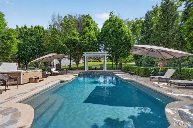 1012 Greystone Manor Parkway, Chesterfield, MO 63005