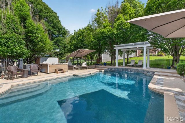 1012 Greystone Manor Parkway, Chesterfield, MO 63005