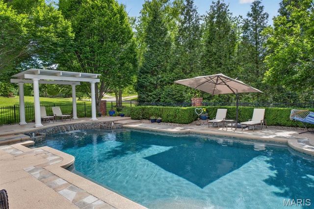 1012 Greystone Manor Parkway, Chesterfield, MO 63005