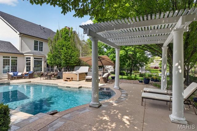 1012 Greystone Manor Parkway, Chesterfield, MO 63005