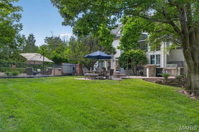 1012 Greystone Manor Parkway, Chesterfield, MO 63005