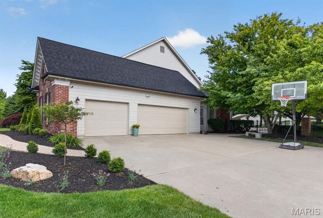 1012 Greystone Manor Parkway, Chesterfield, MO 63005