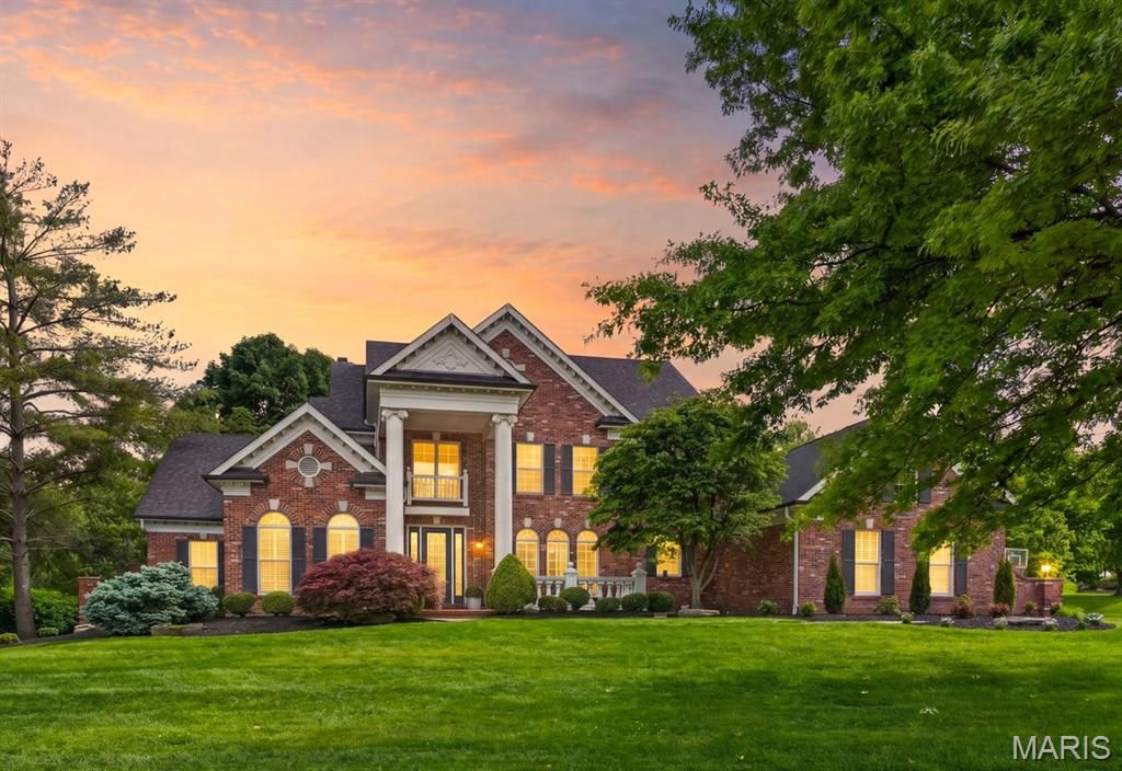 1012 Greystone Manor Parkway, Chesterfield, MO 63005
