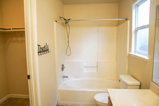 5543 E Byrd Avenue, Fresno, CA 93727