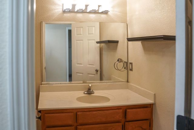 5543 E Byrd Avenue, Fresno, CA 93727