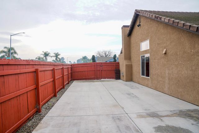 5543 E Byrd Avenue, Fresno, CA 93727