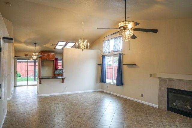 5543 E Byrd Avenue, Fresno, CA 93727